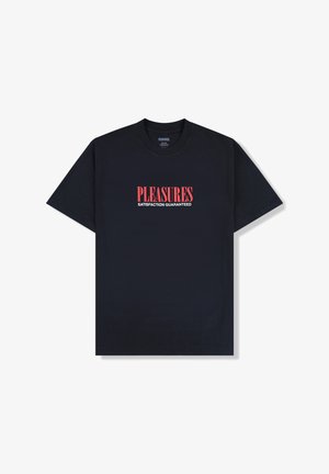 Czarny bawełniany t-shirt z krótkim rękawem i okrągłym dekoltem, z czerwonym napisem „PLEASURES SATISFACTION GUARANTEED” na przodzie.