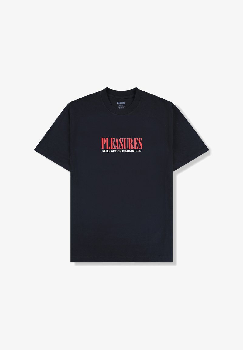 Czarny bawełniany t-shirt z krótkim rękawem i okrągłym dekoltem, z czerwonym napisem „PLEASURES SATISFACTION GUARANTEED” na przodzie.