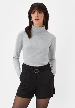 - Sweter