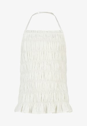 Robe blanche à col licou froncée avec tissu horizontal plissé et ourlet à volants.