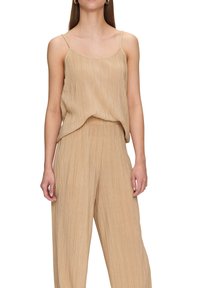 Beige geplooide camisole en wijde broek set, met dunne bandjes, textuurstof en een relaxte pasvorm. Minimalistisch ontwerp zonder patronen.