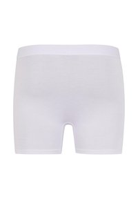 Weiße Baumwollboxershorts mit glatter Textur, ausgestattet mit einem weichen, elastischen Bund und einem schlichten, strukturierten Design.