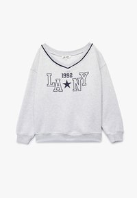 Harmaa huppari, jossa on leveä kaula-aukko, pitkät hihat ja laivastonsinisellä kirjaillut teksti "LA NY 1992" tähden korostuksella. Liu'utava kankaan rakenne.
