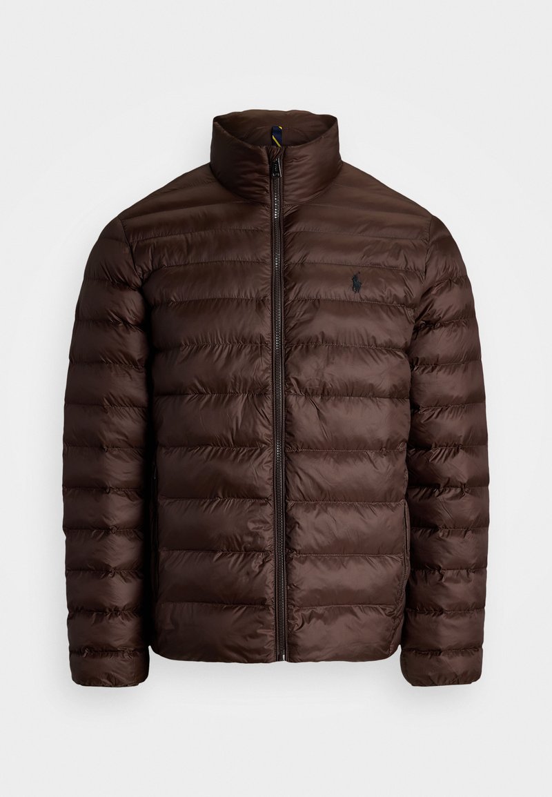 Καφέ μπουφάν με πούπουλα και οριζόντια κεντήματα, ψηλό γιακά και φερμουάρ μπροστά. Περιέχει ένα μικρό λογότυπο στην αριστερή πλευρά του στήθους και έχει λεία, γυαλιστερή υφή.