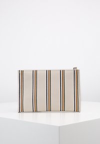 Pruhovaná kabelka do ruky s béžovým koženým exteriérem zdobeným vertikálními pruhy v zelené, hnědé, námořnické modré a bílé barvě. Horní zipové uzavírání.