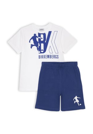 T-shirt bianca a maniche corte con stampa grafica blu e logo, abbinata a pantaloni corti blu navy con una silhouette bianca di un giocatore sul lato.