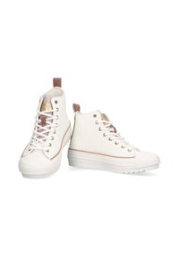 Zapatillas altas blancas con parte superior de cuero suave, suela de goma texturizada y acentos marrones en el talón. Cuentan con cordones blancos y detalles metálicos.