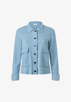 Jasnoniebieski kardigan na guziki z kołnierzem, długimi rękawami, dwoma przednimi kieszeniami zapinanymi na klapki oraz czarnymi guzikami na środku.