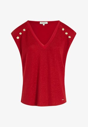 Maglietta rossa a scollo a V con maniche corte, piccoli bottoni dorati sulle spalle e un tessuto leggermente testurizzato con una sottile lucentezza.