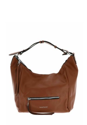Sac à épaule en cuir marron avec une finition texturée, poche zippée et accents de sangle noirs. Présente un design simple et courbé.