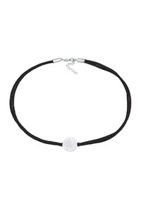 Zwarte suède choker met twee strengen, voorzien van een gestructureerde zilveren ronde hanger in het midden en een metalen sluiting met een verlengkettinkje.