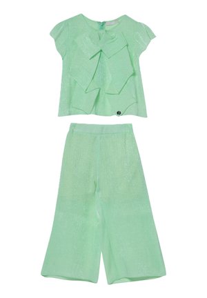 Completo due pezzi di un verde chiaro, caratterizzato da un top testurizzato con volant sovrapposti e pantaloni a gamba larga abbinati, entrambi realizzati in un tessuto lucido e morbido.