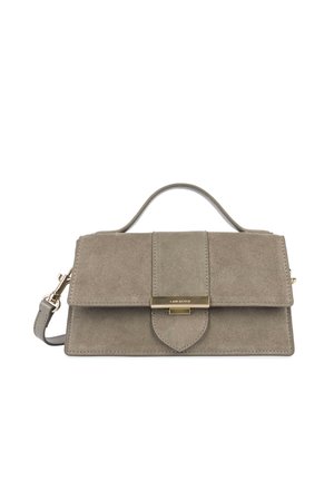 Sac à main rectangulaire en daim taupe avec poignée supérieure, rabat avant, fermoir doré et bandoulière amovible.