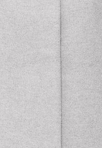 Gråt stof med en blød, tekstureret overflade, der har en let glans og et fold i midten, hvilket indikerer et fleksibelt design.