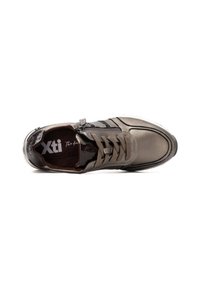 Sneaker da uomo in materiale sintetico grigio con lacci frontali, accenti neri e dettagli testurizzati. Presenta una cerniera laterale per una facile calzata.