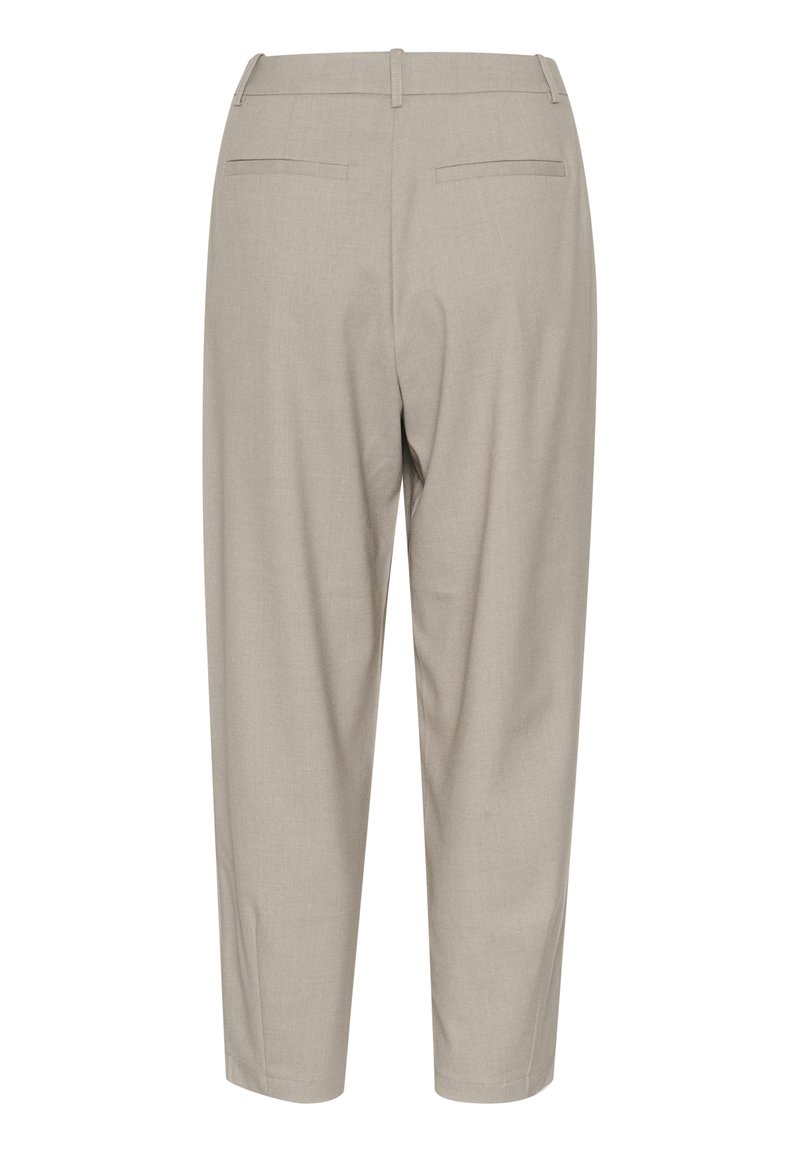 Beige angepasste Hose mit flacher Vorderseite, zwei Gesäßtaschen und schmal zulaufenden Beinen. Hergestellt aus einem glatten Stoff mit einer dezenten Textur.