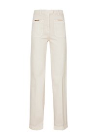 Pantalon à jambes larges en tissu beige doux, doté de deux poches arrière, d'une couture minimale et d'accents métalliques subtils aux bords des poches.