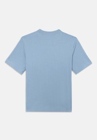 T-shirt bleu clair à manches courtes avec une texture côtelée et un col rond. Le dos est uni sans logos ni embellissements visibles.