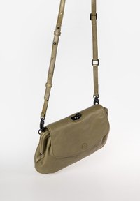 Borsa a tracolla in pelle verde oliva con patta pieghevole, chiusura a bottone nera e tracolla regolabile. Texture morbida, design minimalista.