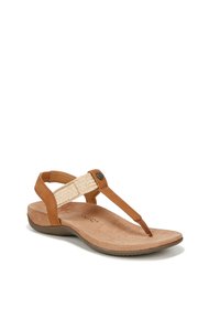 Sandale en cuir brun avec une sangle texturée, une semelle rembourrée et une semelle extérieure en caoutchouc durable. Présente un accent décoratif en forme de bouton.