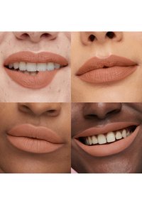 Quatre gros plans de lèvres de différentes carnations portant un rouge à lèvres mat nude, dont deux souriantes avec les dents visibles et deux lèvres fermées.