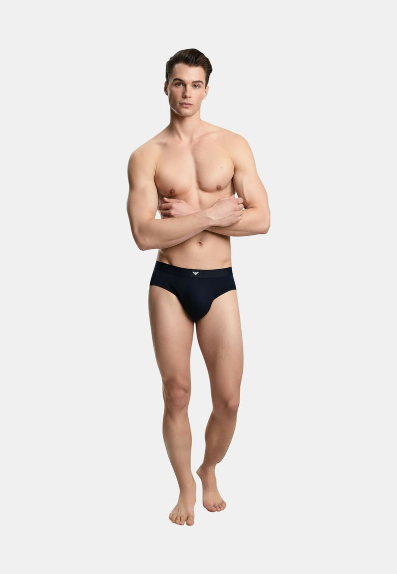 Czarne majtki typu briefs wykonane z elastycznej tkaniny, z miękkim pasem w talii z logo, gładką teksturą i dopasowanym krojem.