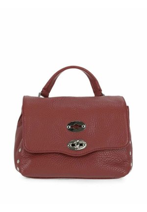 Piccola borsa a mano in pelle marrone con texture, manico superiore e due chiusure a torsione color argento sulla patta frontale.