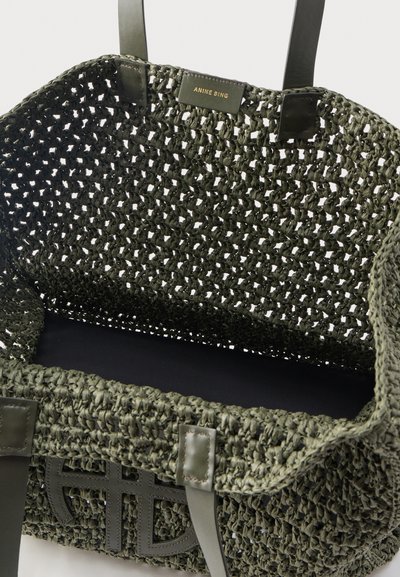 Σκούρο πράσινο υφαντό τσάντα ώμου με δερμάτινες λαβές και μαύρο εσωτερικό, με χρυσή ετικέτα "ANINE BING".
