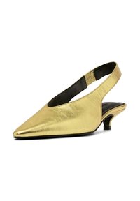 Chaussure dorée à talon slingback avec un bout pointu, finition métallique texturée, petit talon et intérieur noir. Surface lisse avec un minimum de détails.