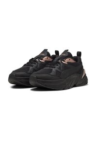 Sneakers nere con parte superiore in mesh e pelle sintetica, caratterizzati da una suola voluminosa e dettagli in oro rosa. Finitura testurizzata con lacci e linguetta per il sollevamento.