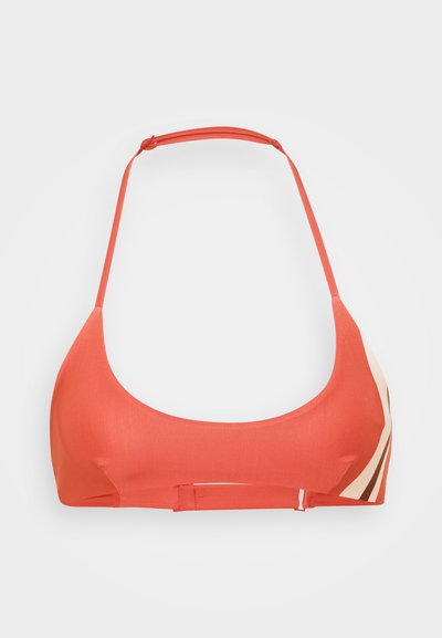 Sarkans bikinis augšdaļa ar gludu, elastīgu tekstūru. Iezīmē halteru kakla dizainu un sānu krāsas akcents bēšā un brūnā krāsā.