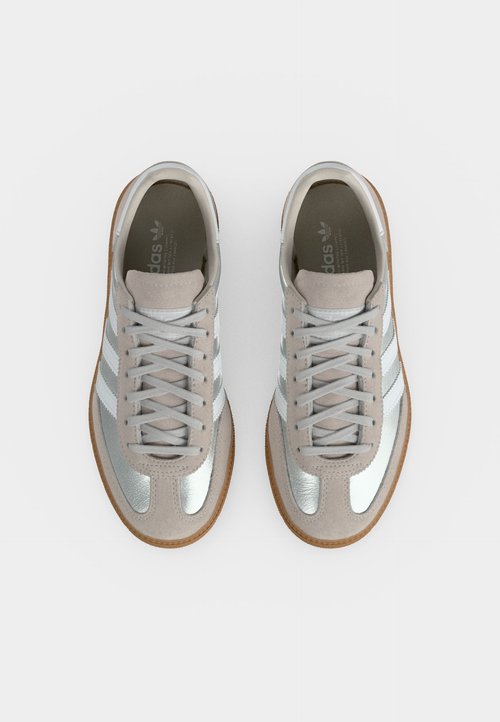 adidas HANDBALL SPEZIAL J UNISEX - Trainers - silver-coloured metallic/footwear white — photo 5