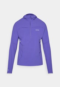 Lila långärmad stickad tröja med halv dragkedja, tillverkad av lätt material, med platta sömmar och reflektionsdetaljer.