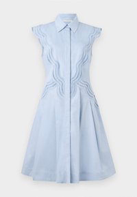 Vestito senza maniche azzurro chiaro con bottoni sul davanti, caratterizzato da ricami a scallop lungo i lati e una gonna a ruota. Materiale in cotone.