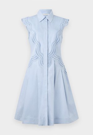 Vestito senza maniche azzurro chiaro con bottoni sul davanti, caratterizzato da ricami a scallop lungo i lati e una gonna a ruota. Materiale in cotone.