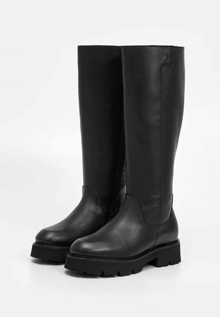 Schwarze Lederstiefel bis zum Knie mit glatter Textur, runder Spitze und robuster Gummisohle. Reißverschlussdetails auf der Innenseite.