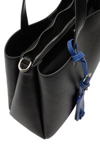 Czarna skórzana torba na ramię o teksturowanym wykończeniu, z podwójnymi komorami, ze srebrnym zamkiem błyskawicznym i niebieskim skórzanym dodatkiem.