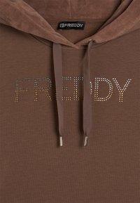 Felpa marrone realizzata in morbido tessuto, dotata di cappuccio, lacci con punte in metallo e la parola "FREDDY" decorata con strass.
