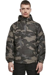 Zöld és szürke árnyalatú, terepmintás anorák dzseki, húzózsinóros kapucnival, cipzáras oldalsó zsebekkel és rugalmas mandzsettákkal. Vízálló anyag.