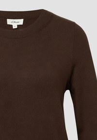 Brązowy sweter z długim rękawem, z okrągłym dekoltem, z żebrowanym wykończeniem i metką s.Oliver w rozmiarze 36 wewnątrz dekoltu.