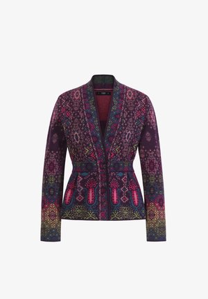 Kleurrijke gebreide cardigan met een paarse basis en intrigerende ontwerpen in roze, groen en blauw, een sjaalkraag en knoopsluiting.