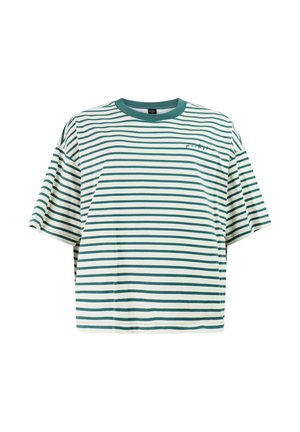 Wit T-shirt met korte mouwen, groene horizontale strepen en een groene ronde hals.