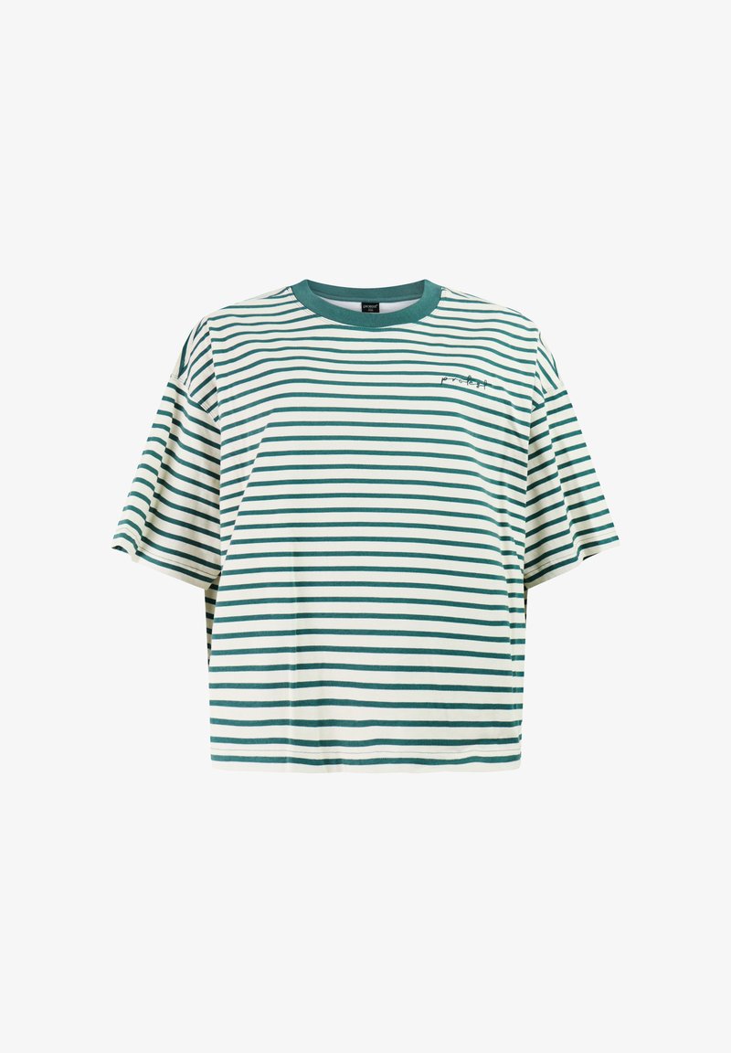 Wit T-shirt met korte mouwen, groene horizontale strepen en een groene ronde hals.