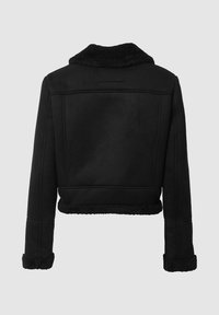 Giacca nera corta con colletto e orlo in shearling, caratterizzata da una texture liscia e linee pulite, progettata per una vestibilità aderente.
