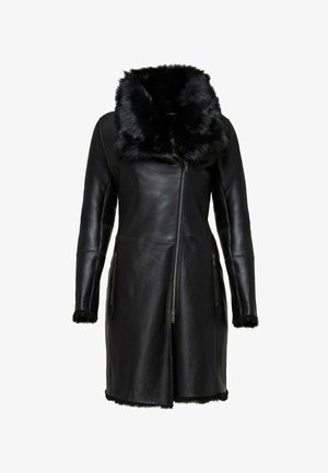 Manteau long en cuir noir avec une fermeture éclair asymétrique à l'avant, un grand col en fourrure moelleuse et un contour en fourrure aux poignets et à l'ourlet.