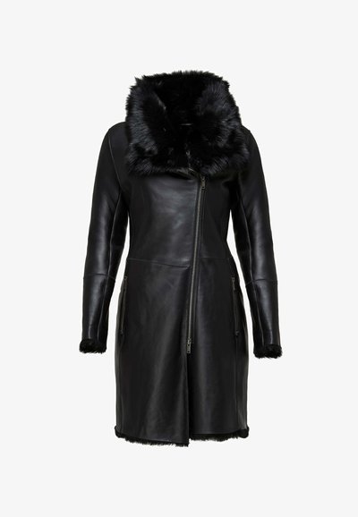 Cappotto lungo in pelle nera con zip frontale asimmetrica, grande colletto di pelliccia soffice e rifiniture in pelliccia sui polsini e sull'orlo.