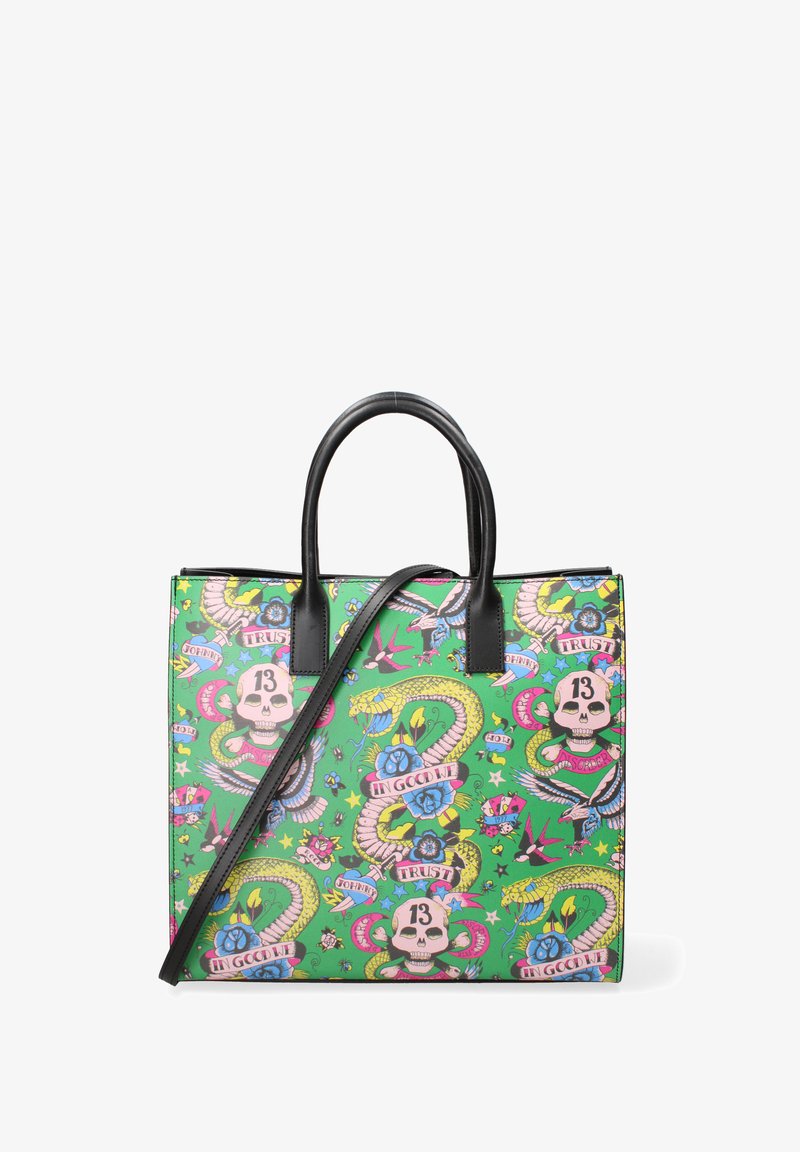 Groene tote bag met een levendig, bedrukt ontwerp van schedels, slangen, bloemen en sterren. Zwarte handvatten en een afneembare schouderriem.