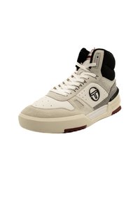 Höga sneakers i en blandning av vit skinn, grå mocka och svarta accenter. De har en vadderad krage, röd sula och logodetalj.