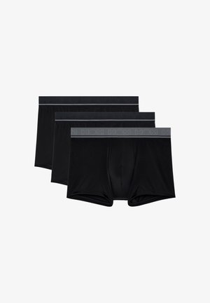 Drei Paar schwarze Boxershorts mit einem grauen elastischen Bund, der ein sich wiederholendes Logo zeigt. Weicher, dehnbarer Stoff mit glatter Textur.