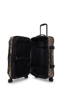 Maleta con estampado de leopardo, con aberturas de doble cremallera, interior negro y bolsillos de malla; cuenta con ruedas resistentes y mango extensible.